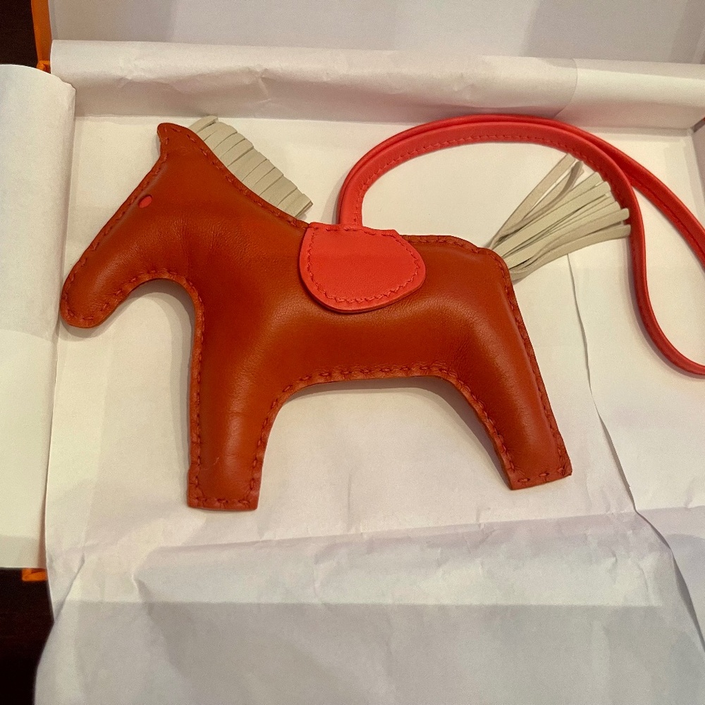 Hermes New, Never-Used Rodeo MM Charm Milo Lambskin Cornaline/craie/rose Texas